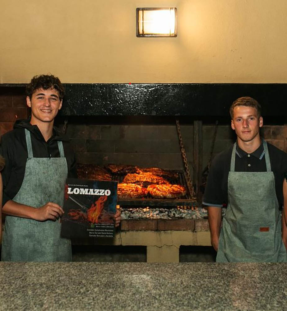 Martin José Luro y Juan Cruz Bilbao frente a la parrilla de Lomazzo